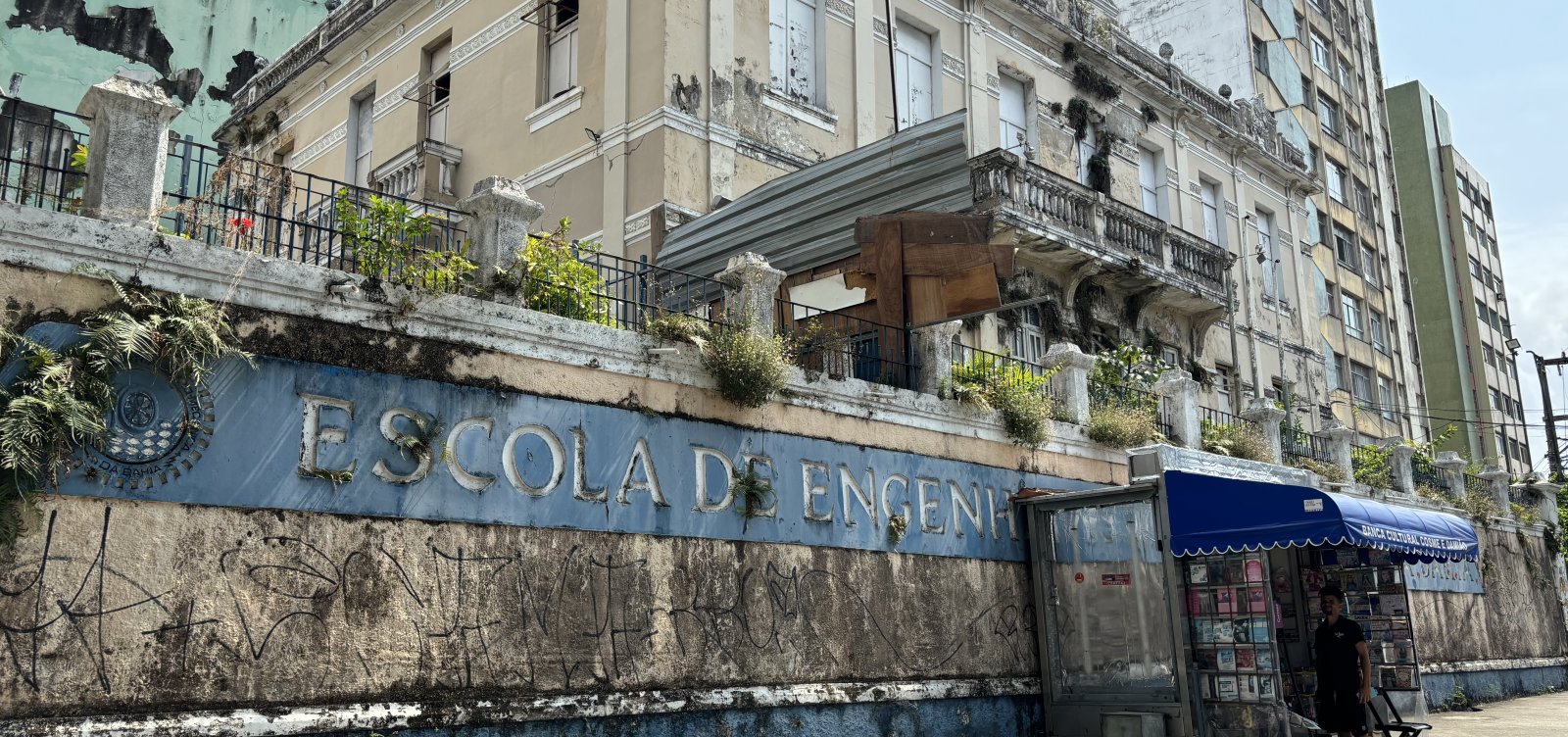 Antiga escola técnica se transforma em moradia para mães e filhos, após anos de abandono e depredação