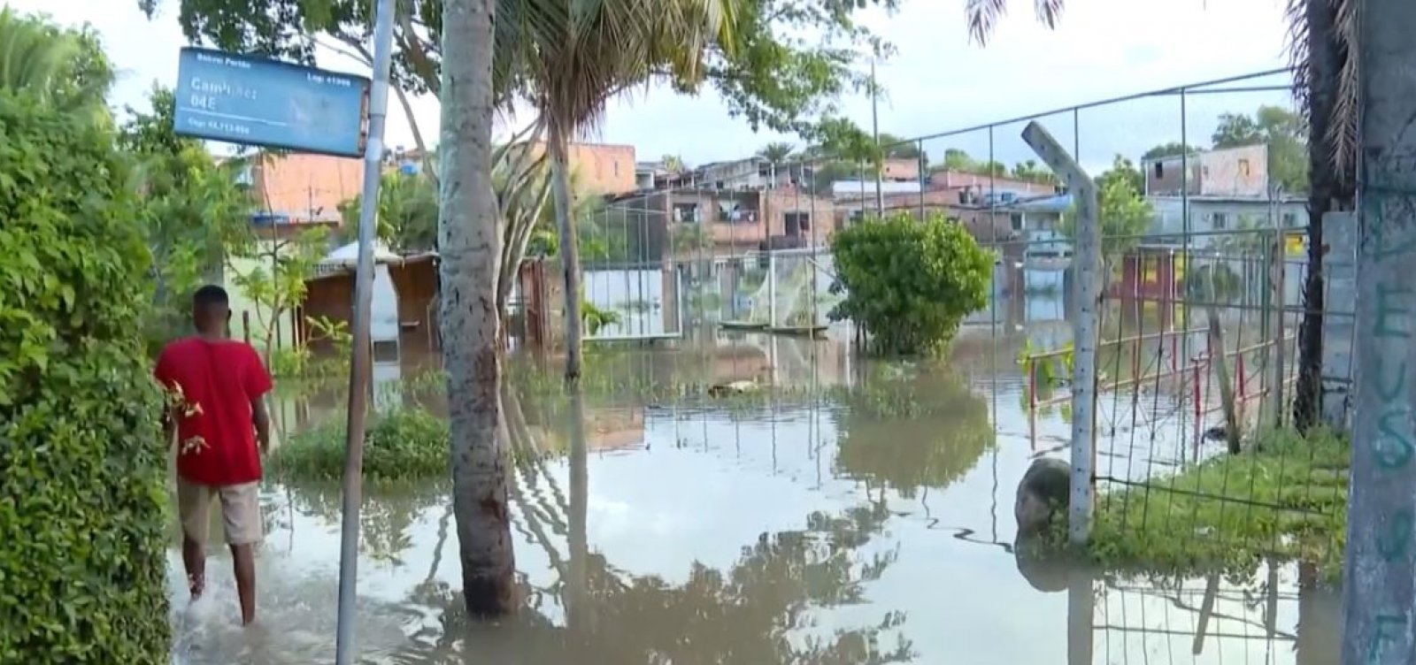 Moradores de Lauro de Freitas ficam ilhados em bairros alagados