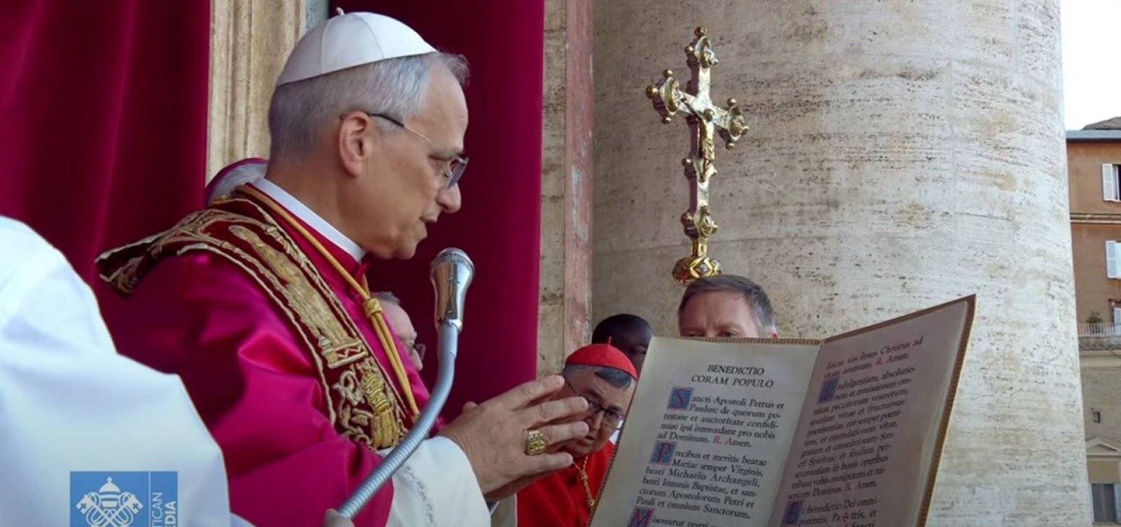 Em primeiro discurso, Leão XIV exalta paz, diálogo e legado de papa Francisco