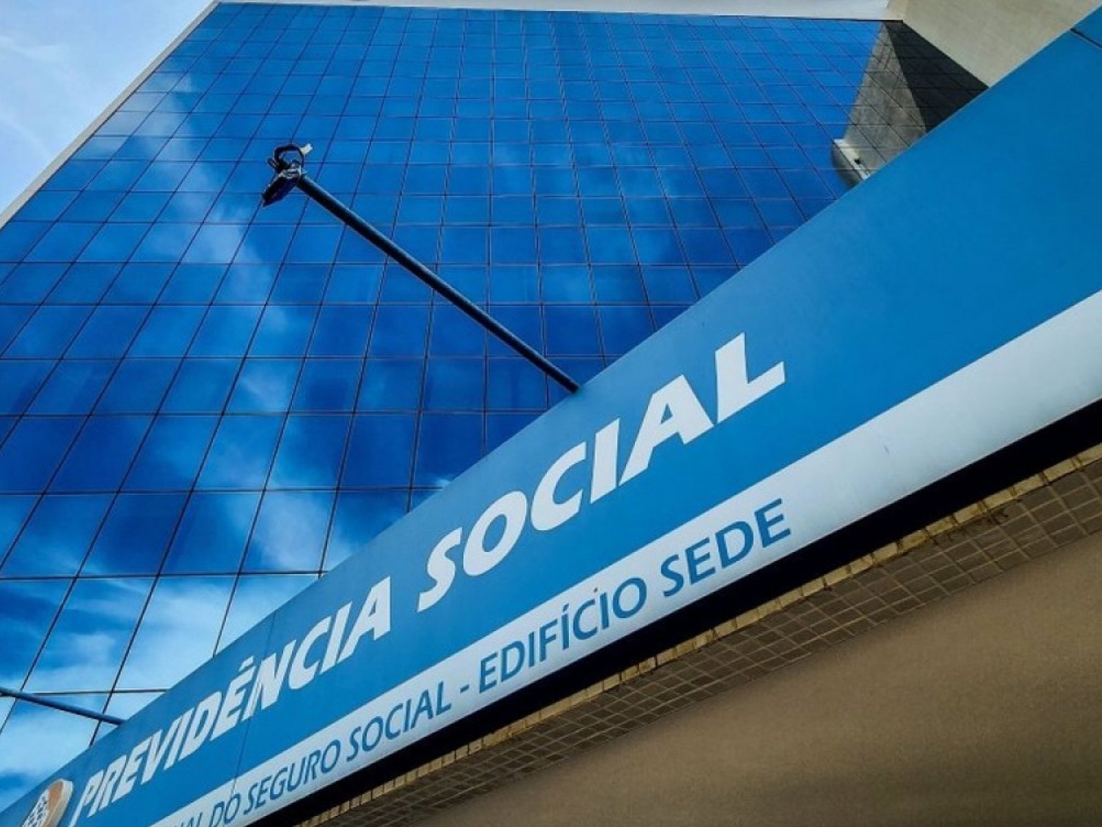 Governo Lula bloqueia bens de 12 associações acusadas de fraudar descontos no INSS
