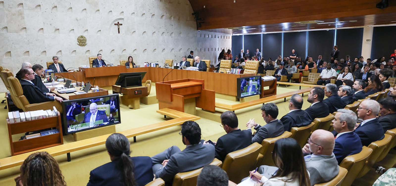 STF forma maioria contra exigência de OAB para advogados públicos, mas julgamento é suspenso