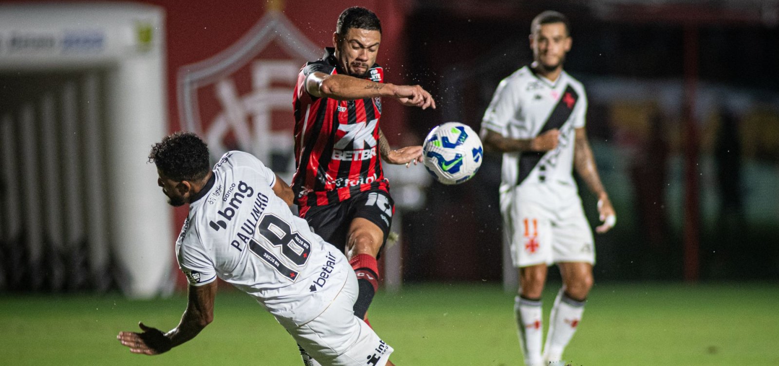 Com um jogador a menos e gols de Renato Kayzer, Vitória vence o Vasco de virada