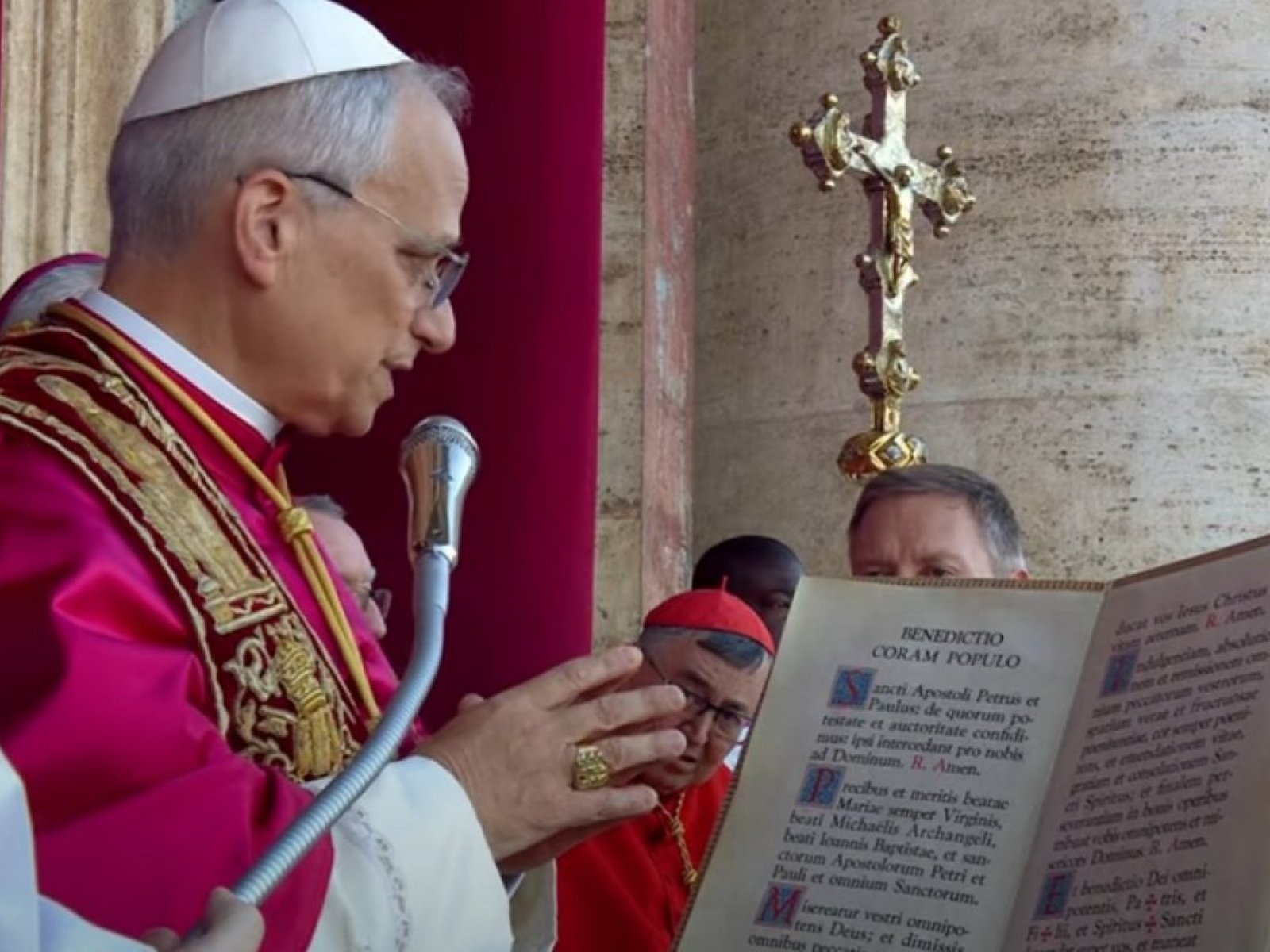 Papa Leão XIV clama por fim das guerras em estreia pública no Vaticano
