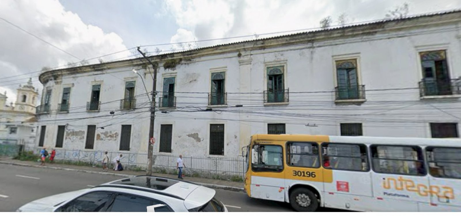 Parte do teto desaba em escola técnica de Salvador após fortes chuvas