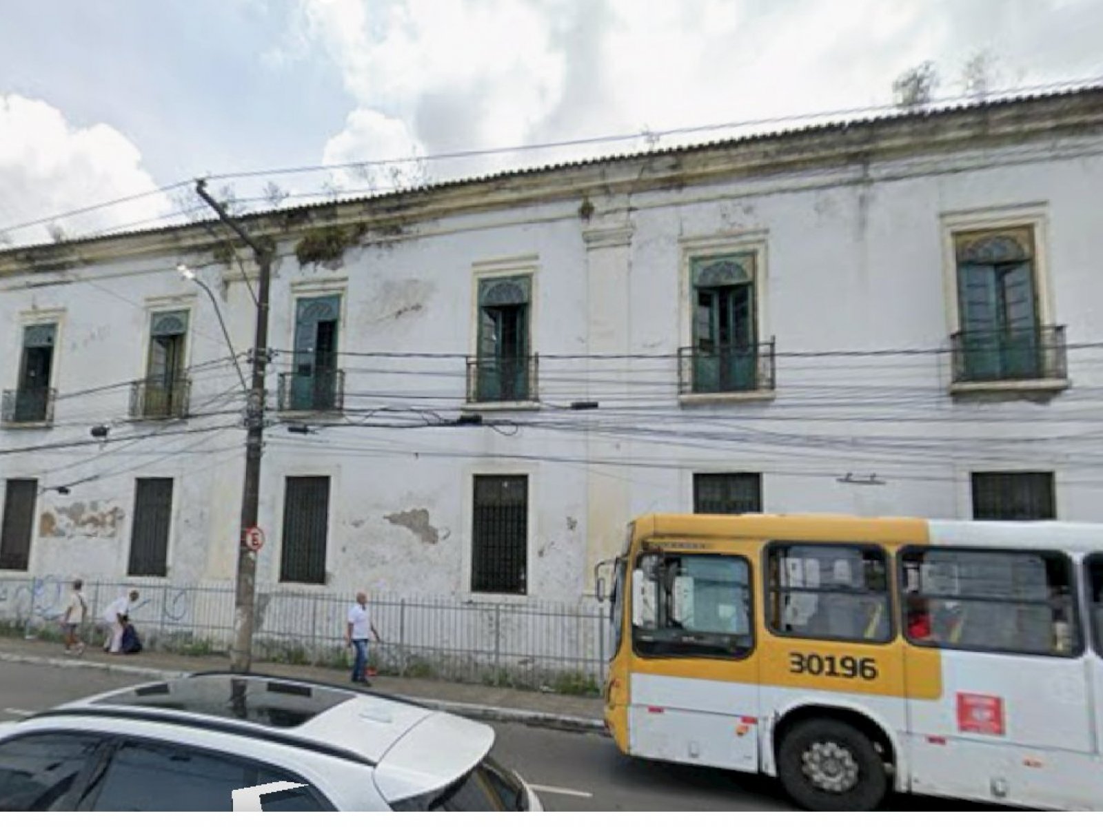 Parte do teto desaba em escola técnica de Salvador após fortes chuvas