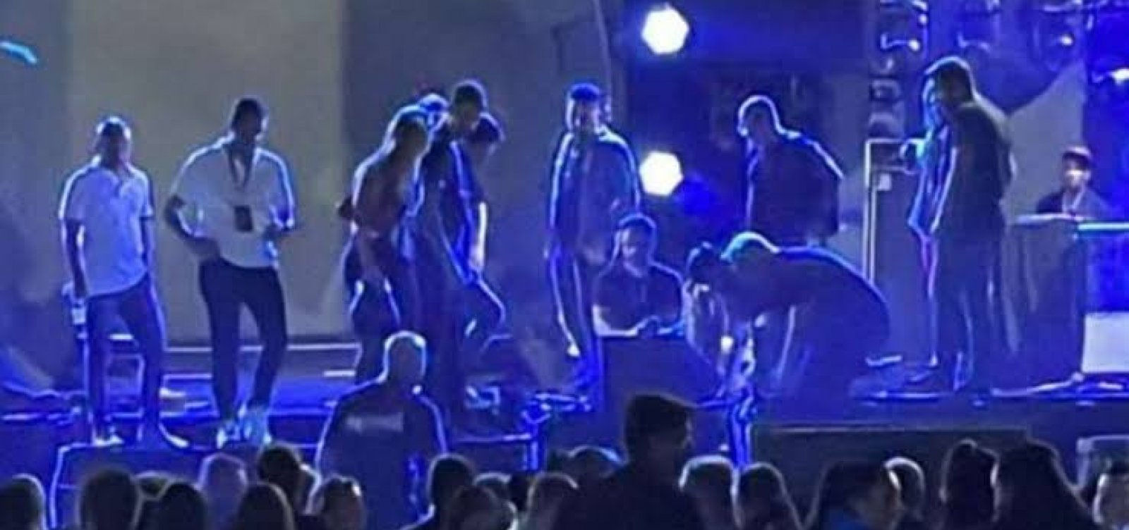 Cantor Marrone cai do palco durante show em Goiânia e assusta fãs