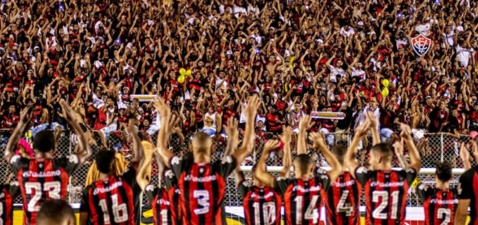 Vitória alerta torcida sobre riscos de atirar objetos no Barradão durante partidas