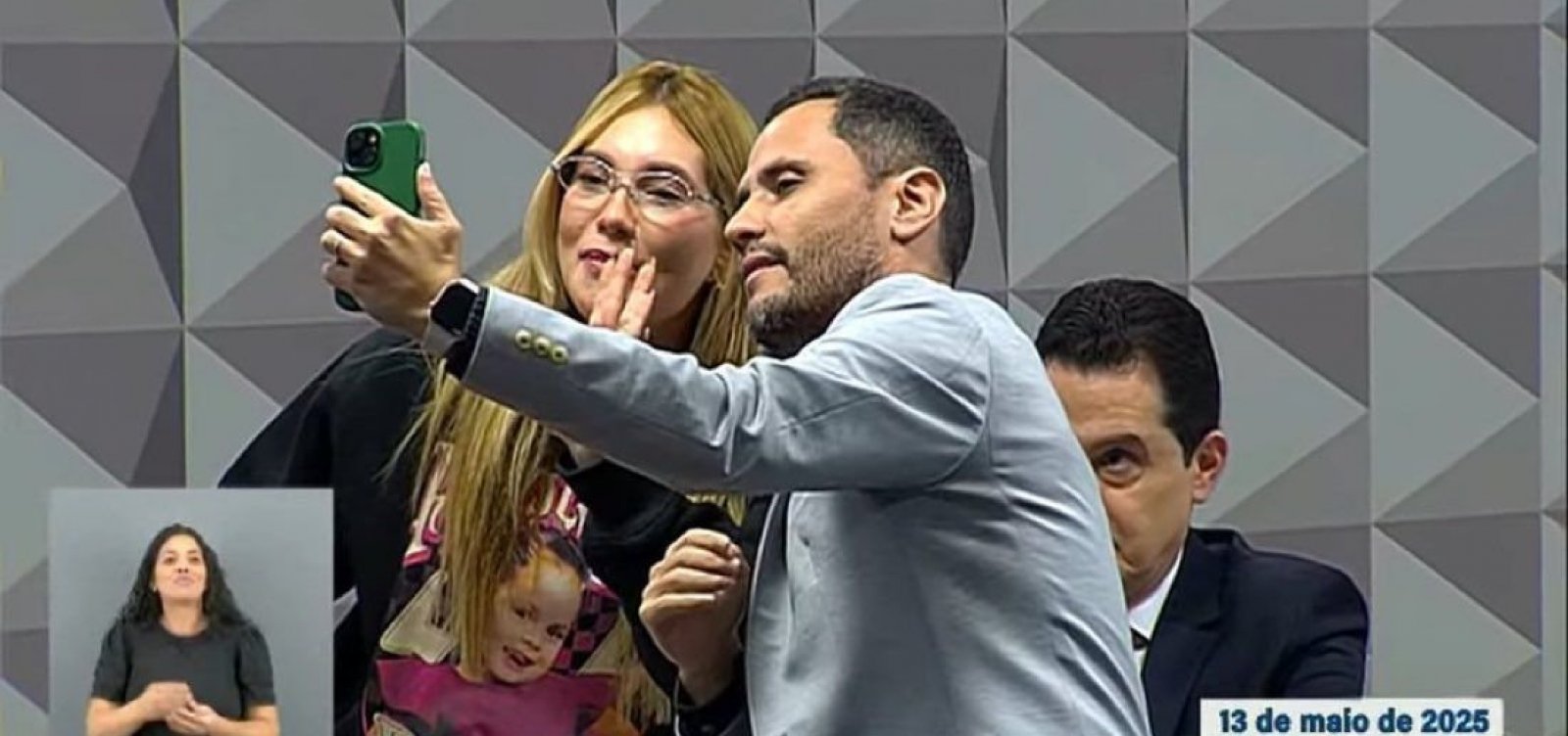 CPI das Bets: Senador interrompe sessão para tirar fotos com Virginia Fonseca 