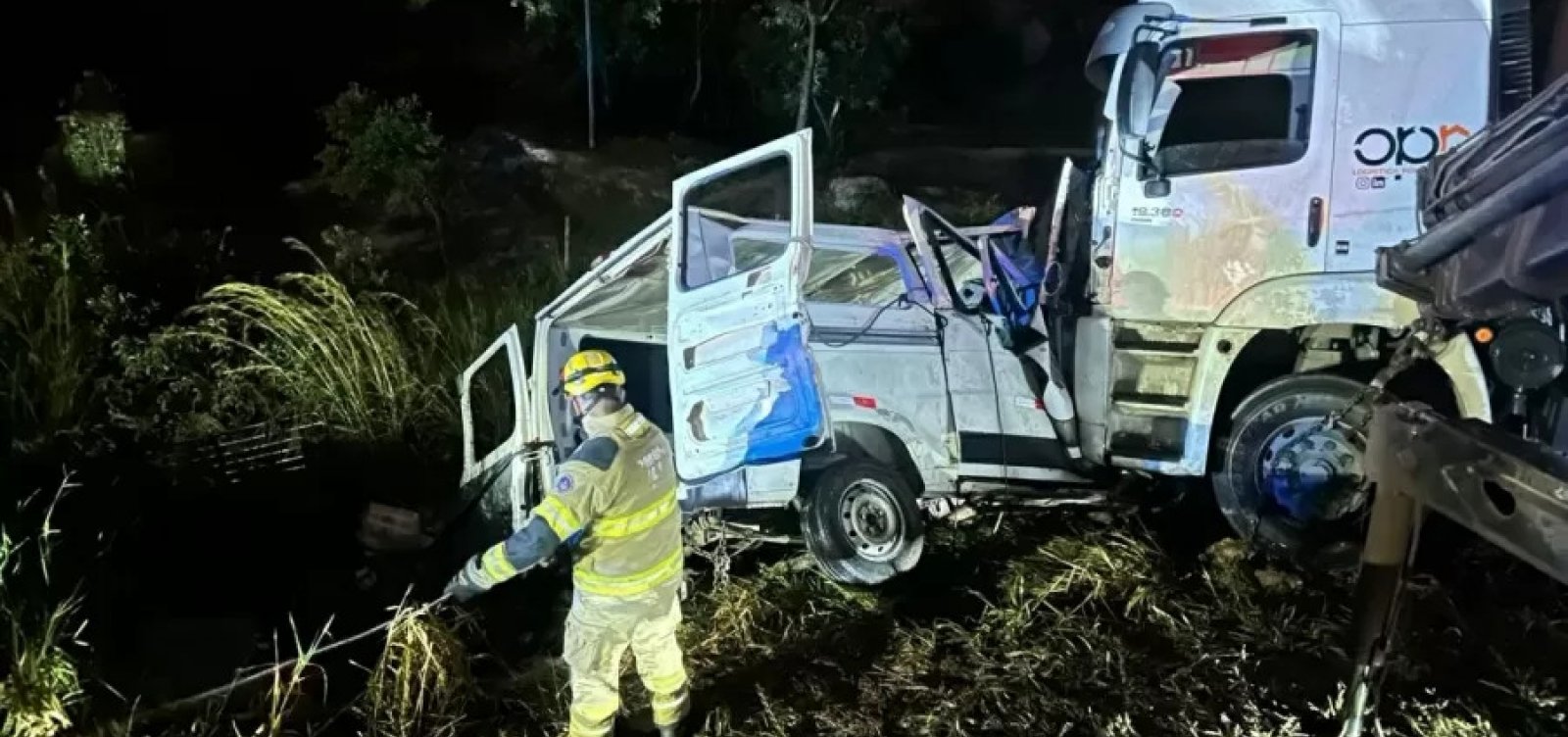 Acidente entre van e caminhão deixa nove mortos em Minas Gerais
