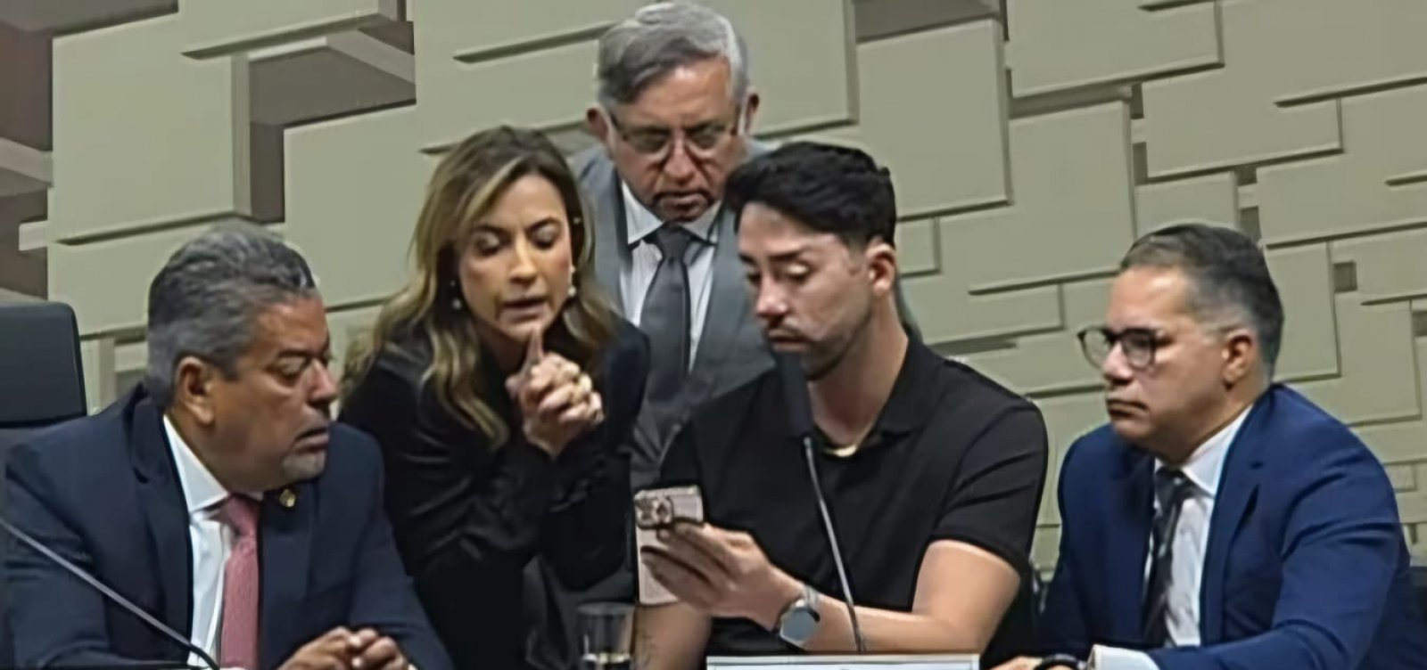 "Quem tem que cuidar é o pai e a mãe", diz Rico Melquiades sobre apostas e menores de idade