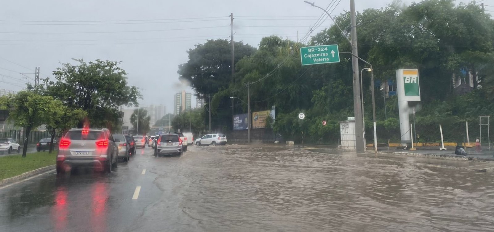 Congestionamento, alagamentos e desabamento: chuvas seguem causando transtornos em Salvador