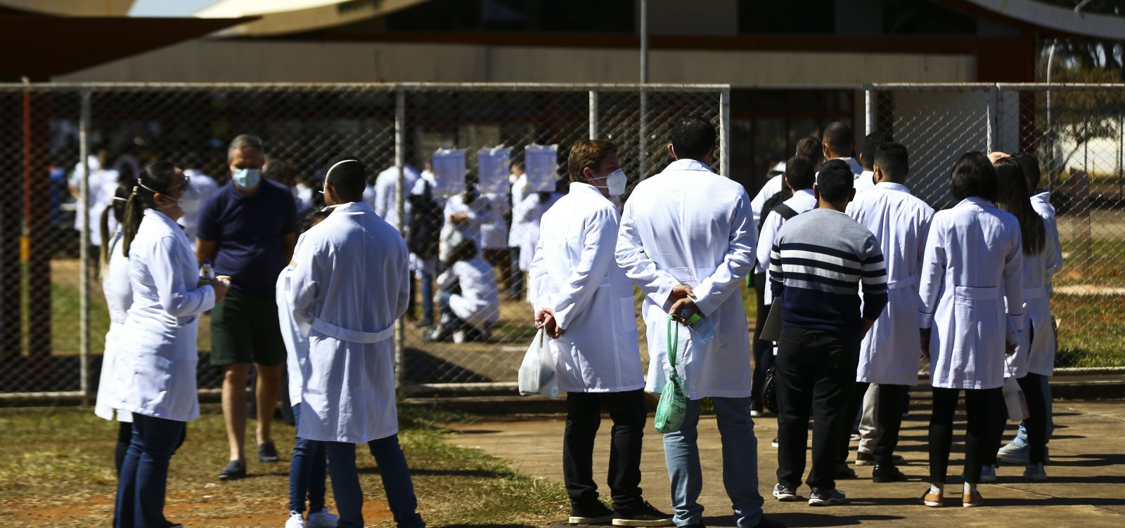 Mercado de jalecos: Mais da metade dos cursos de Medicina na Bahia tem desempenho abaixo do esperado no MEC