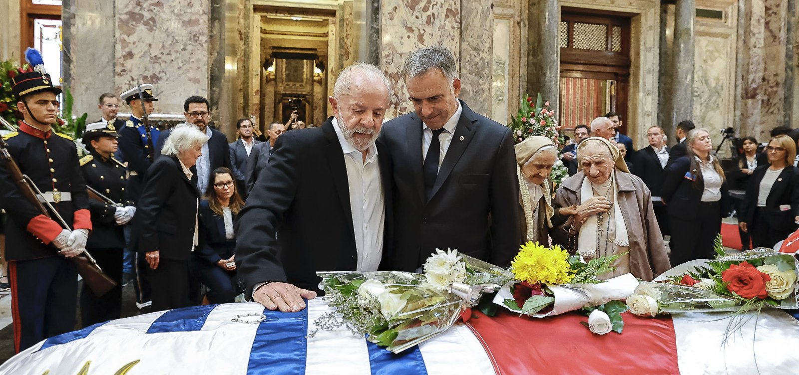 "Uma pessoa como Pepe Mujica não morre", diz Lula após velório de ex-presidente do Uruguai