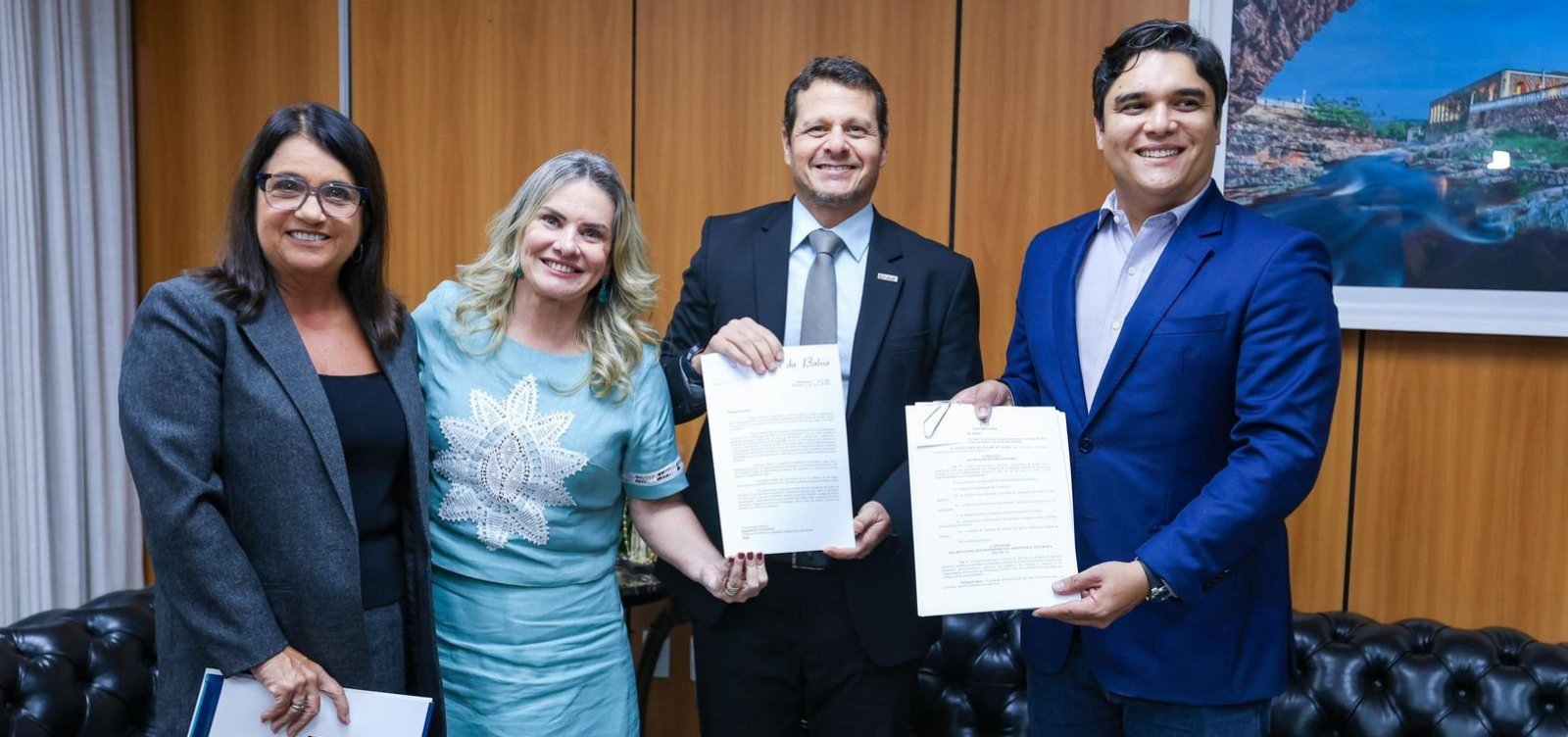 Presidente da ALBA recebe LDO 2026 com previsão de R$ 72 bilhões em receita e alta de 3% no PIB