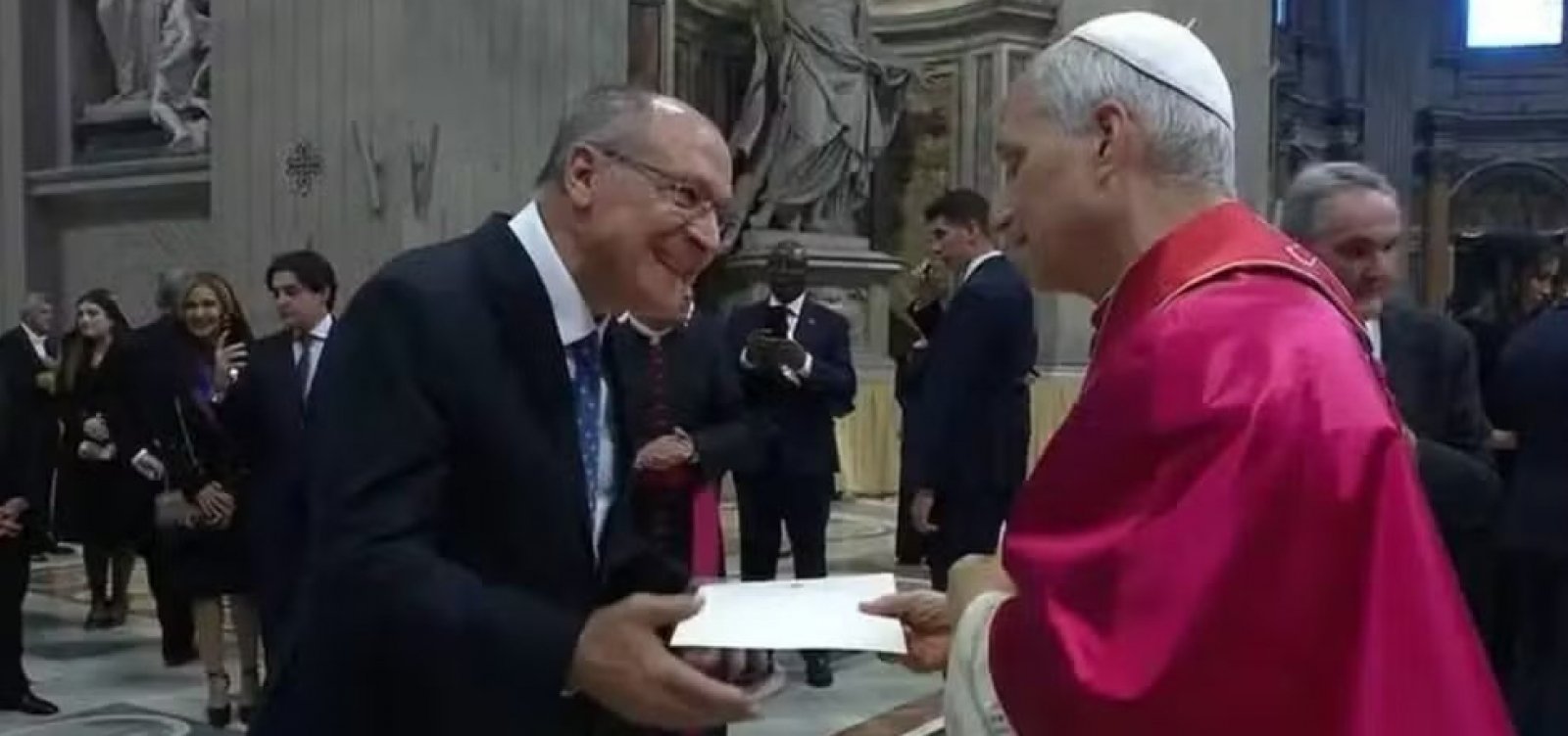 Alckmin entrega convite ao papa Leão XIV para vir a COP 30 no Brasil