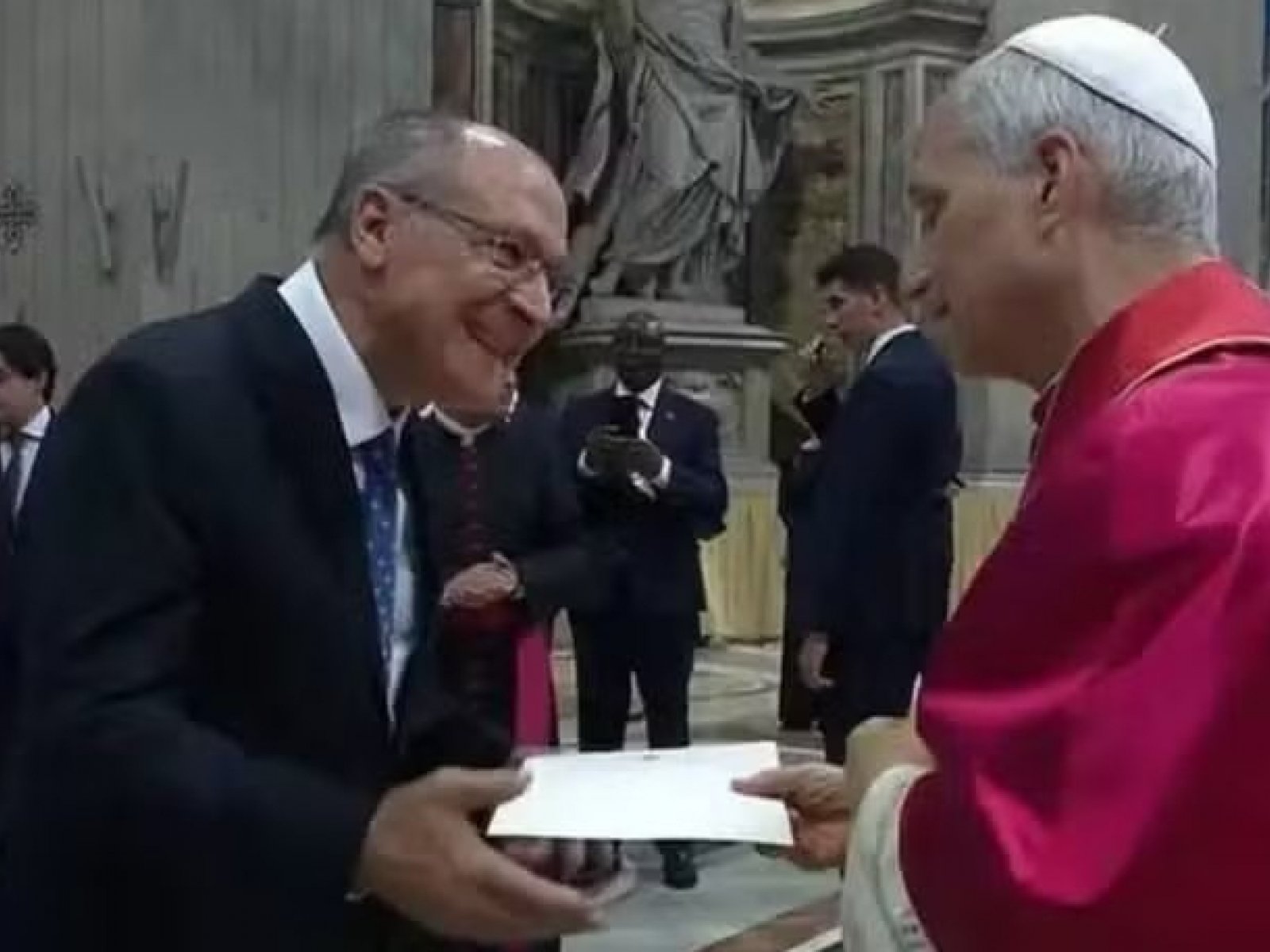 Alckmin entrega convite ao papa Leão XIV para vir a COP 30 no Brasil