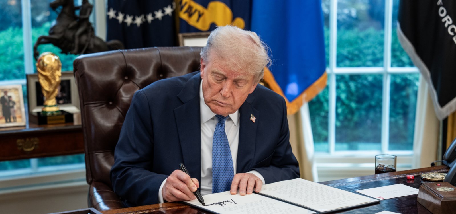Mesmo "frustrado com ambos os lados", Trump mantém diálogo com Putin