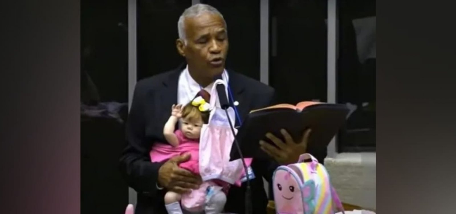 Isidório leva bebê reborn para Câmara e faz declaração: “Não vamos trocar natural por silicone”