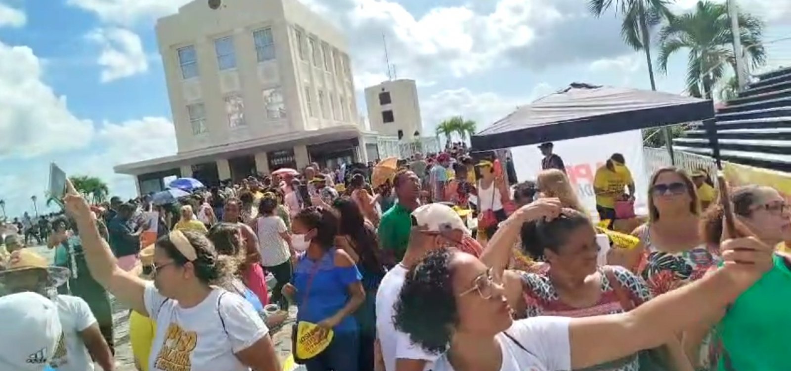 Manifestação de professores causa agitação em frente à Prefeitura de Salvador