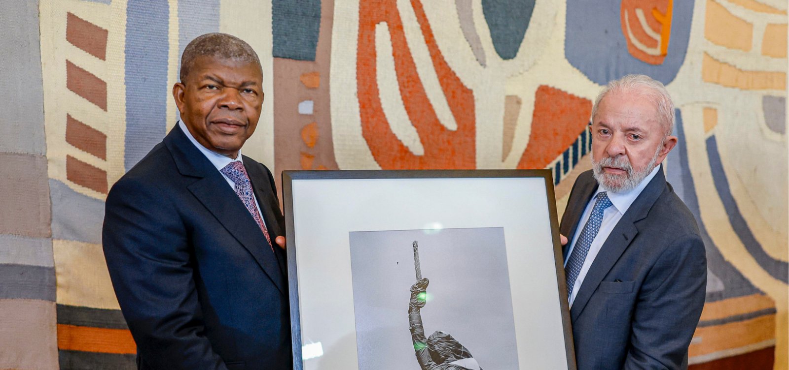 Lula presenteia presidente da Angola com obra de Sebastião Salgado