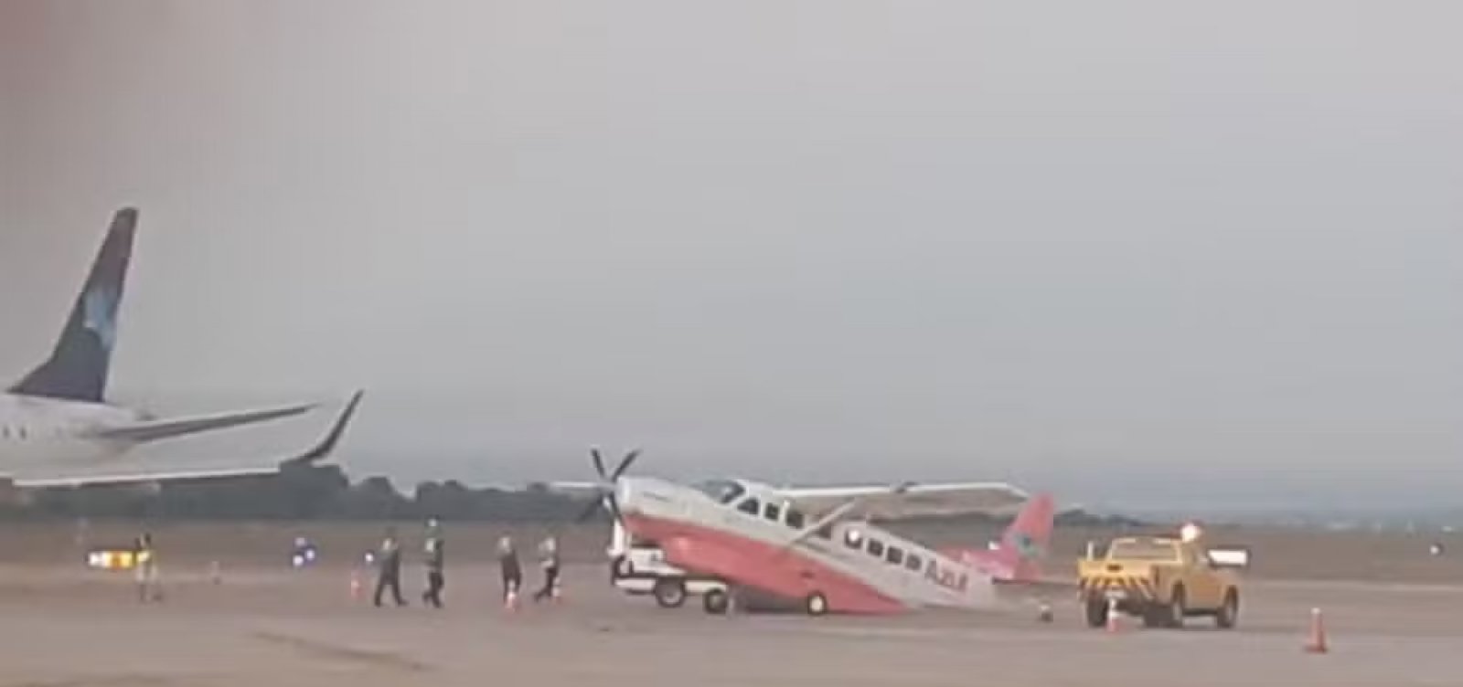 Avião da Azul 'empina' durante embarque no aeroporto de Viracopos