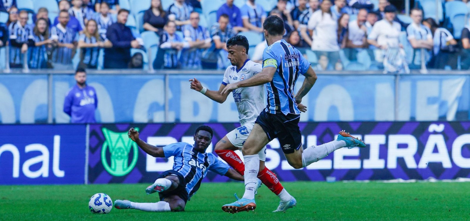 Com pênalti polêmico, Bahia perde para o Grêmio pelo Campeonato Brasileiro