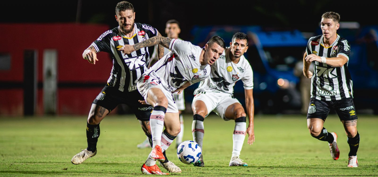 No Barradão, Vitória perde para o Santos e volta para a zona de rebaixamento do Brasileiro
