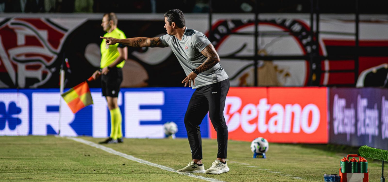 Carpini vê Vitória superior e lamenta derrota para o Santos: "Momento delicado"