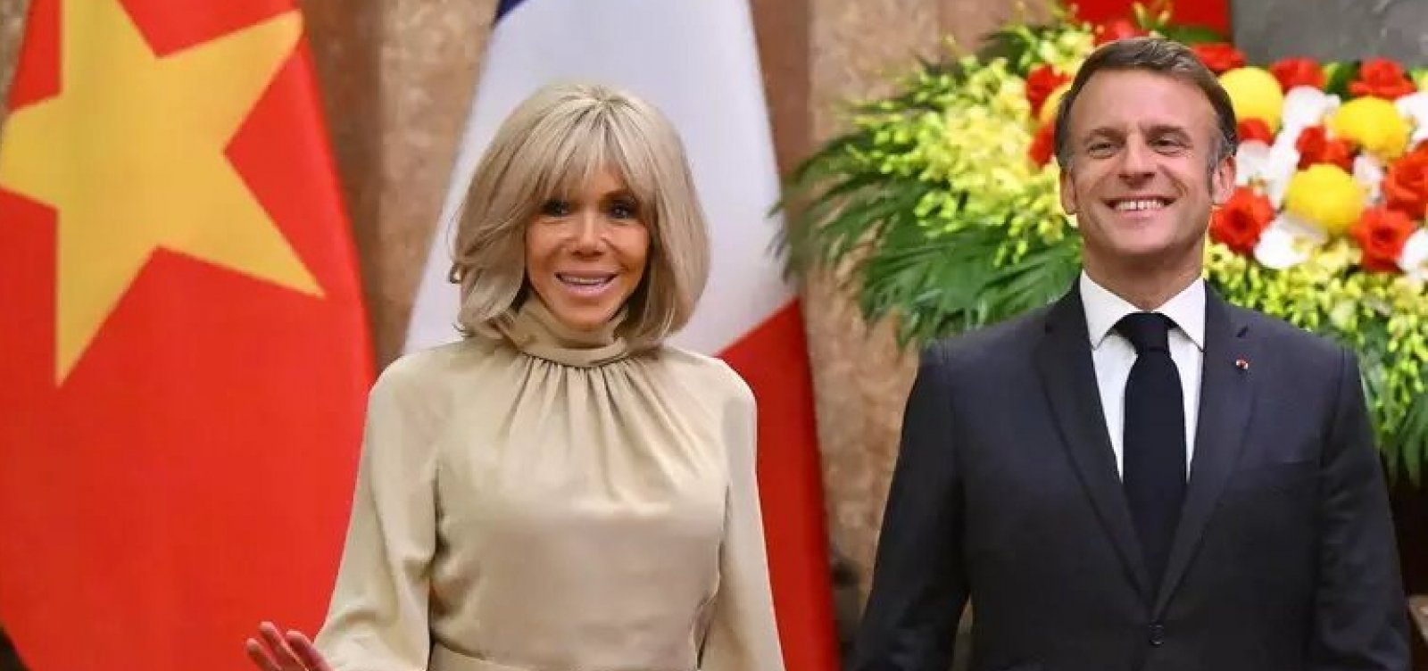 Macron desmente briga após levar tapa de esposa ao chegar no Vietnã