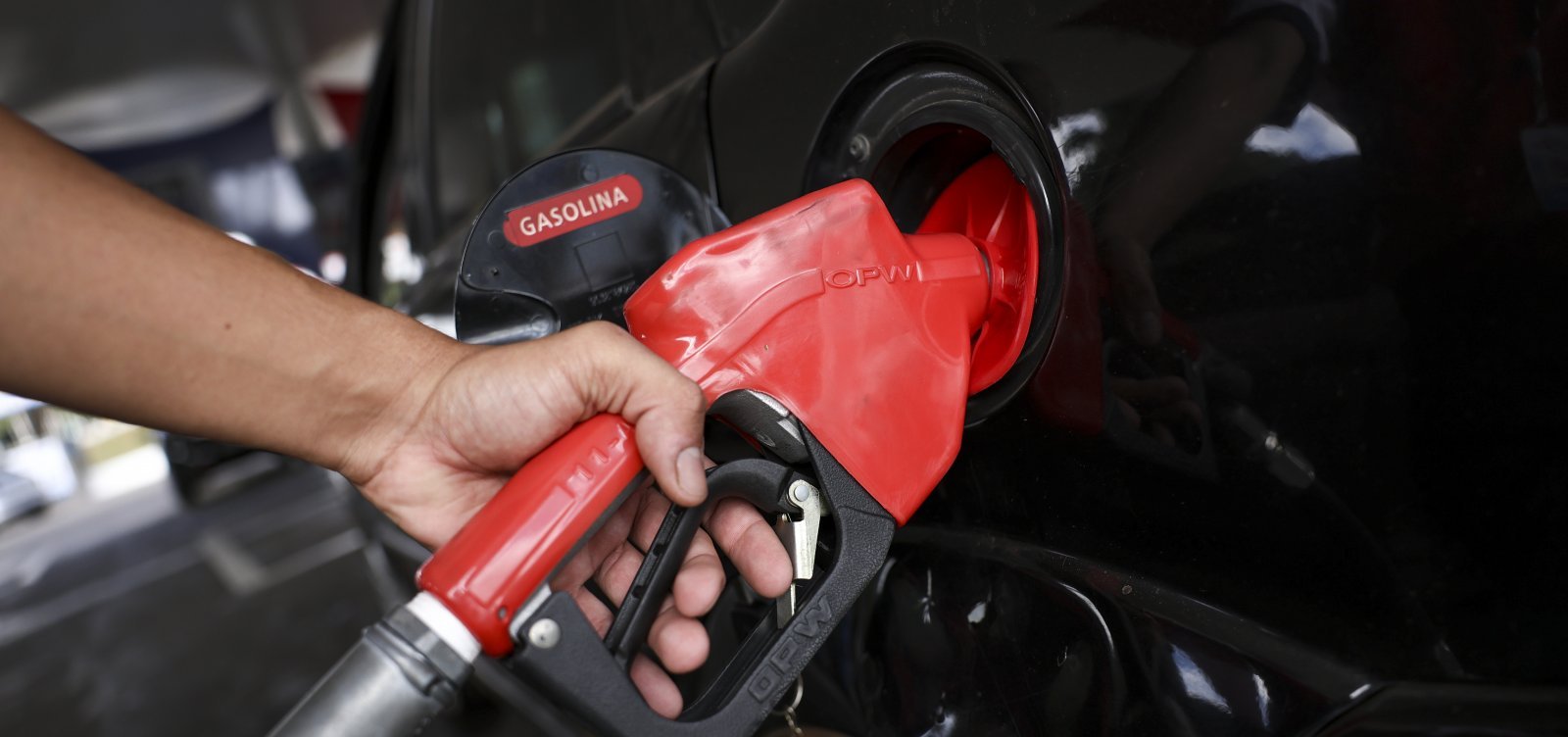 "Se o petróleo cair mais, vamos reduzir os preços da gasolina e do diesel", diz presidente da Petrobras