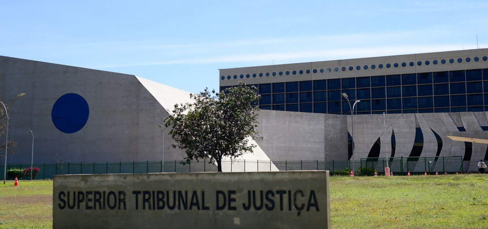STJ determina transferência de mulher trans para presídio feminino