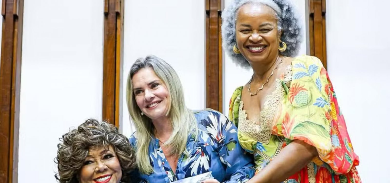 Alcione recebe título de cidadã baiana na ALBA