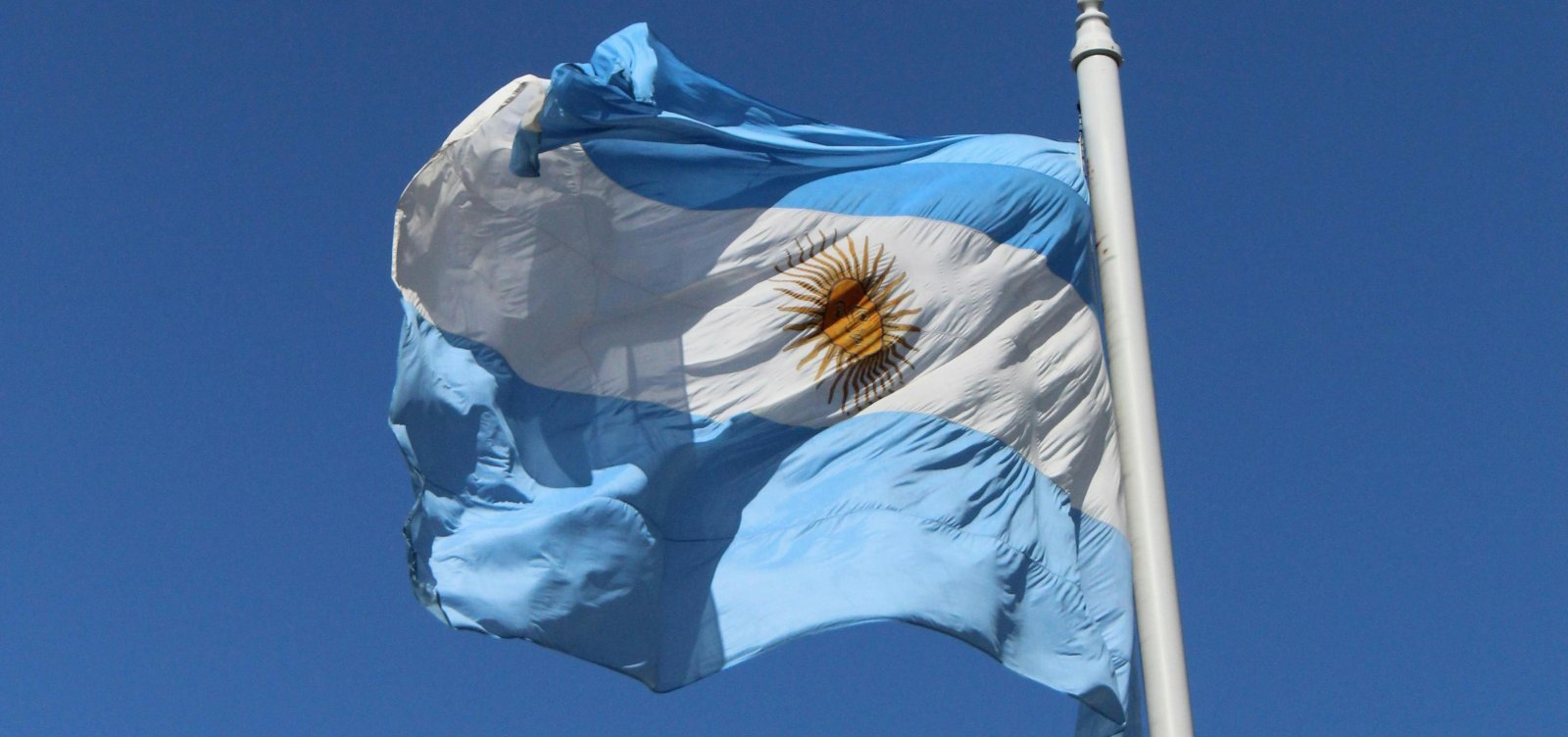 Argentina reafirma saída da OMS e diz que vai rever protocolo sobre vacinas