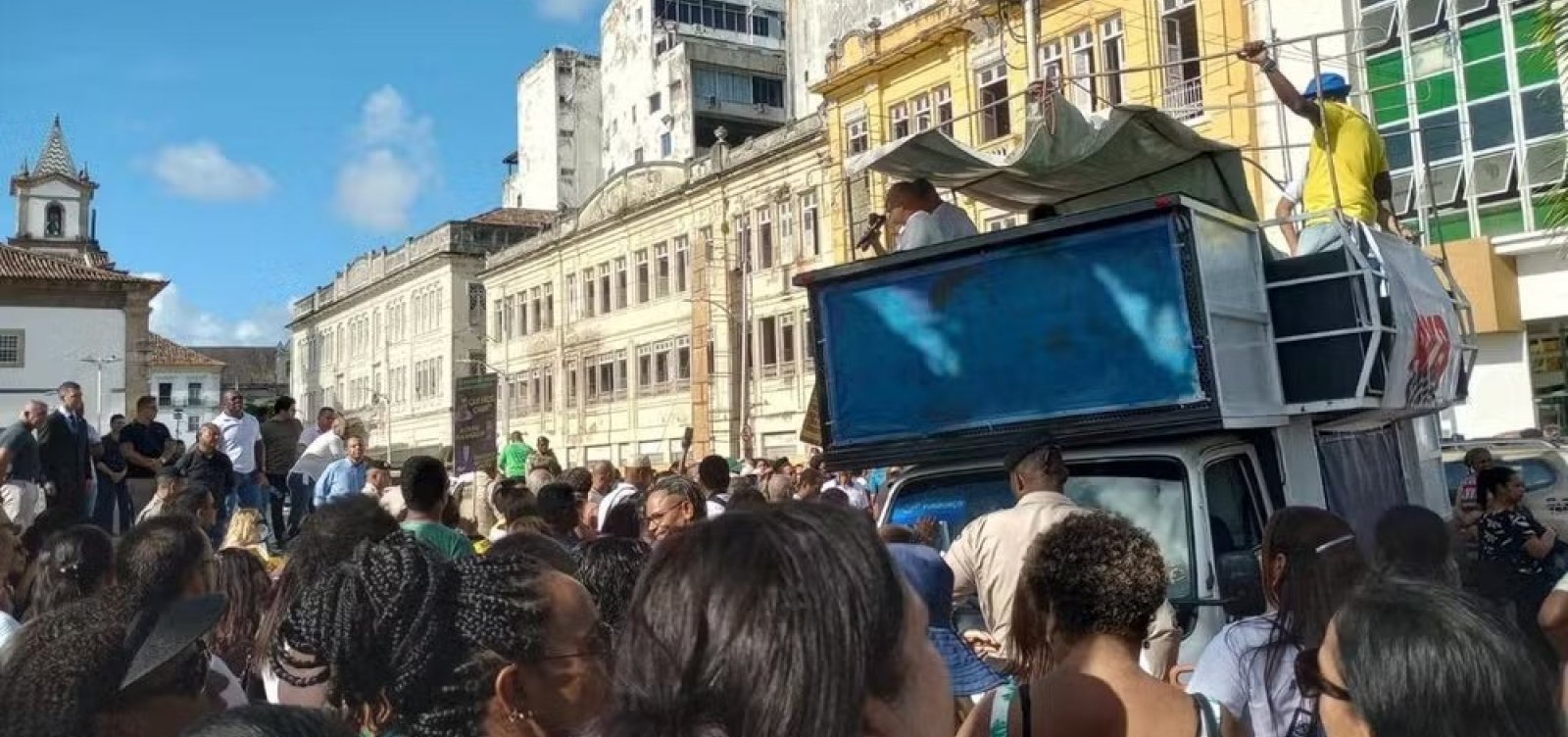 Servidores municipais de Salvador entram em greve