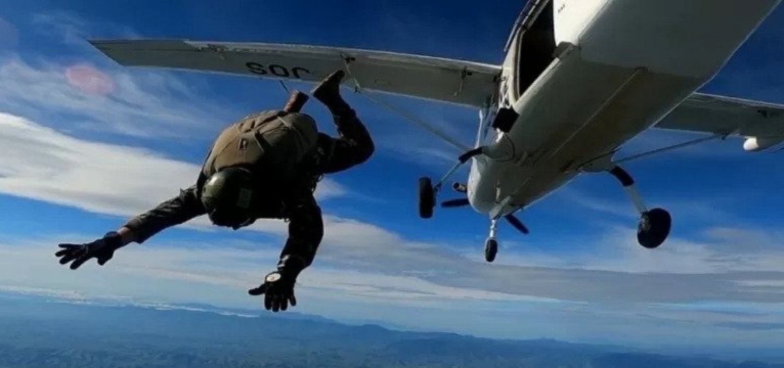 Militar morre durante salto de paraquedas em treinamento do Exército em Goiás