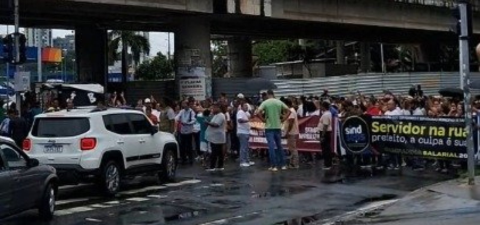 Servidores municipais de Salvador fazem manifestação na estação Acesso Norte