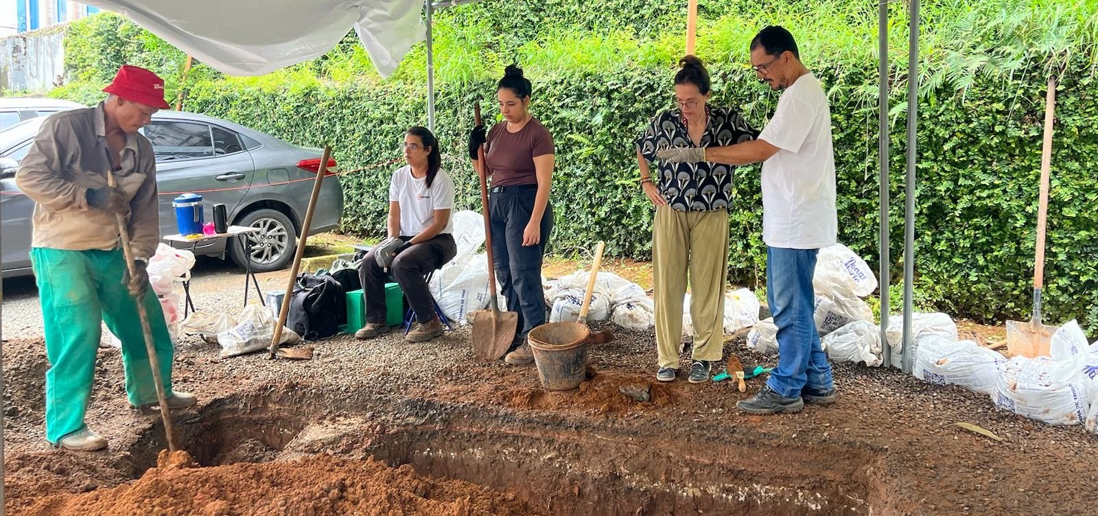 Esquecimento produzido: descoberta do possível maior cemitério de escravizados da América Latina revela apagamento intencional da história