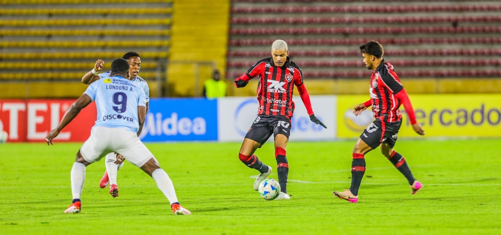 Com falha bizarra, Vitória perde em Quito e é eliminado da Sul-Americana