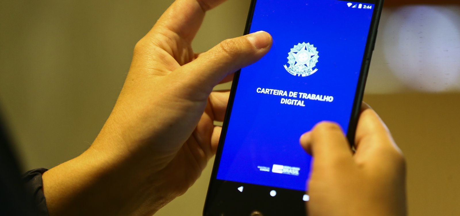 Contratações por carteira assinada bate recorde, diz IBGE