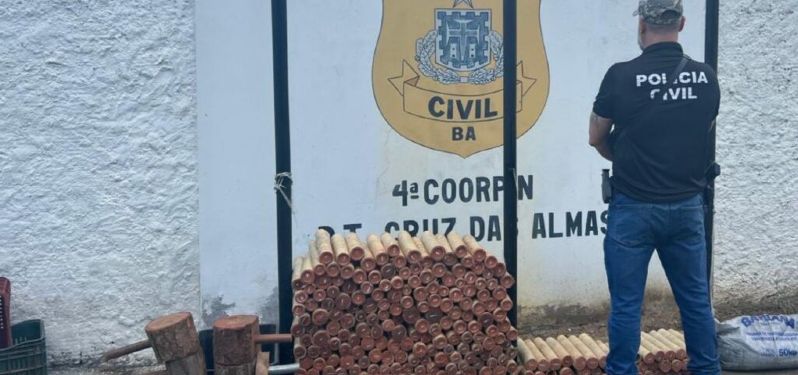 Mulher é presa em flagrante com 250 espadas clandestinas em Cruz das Almas