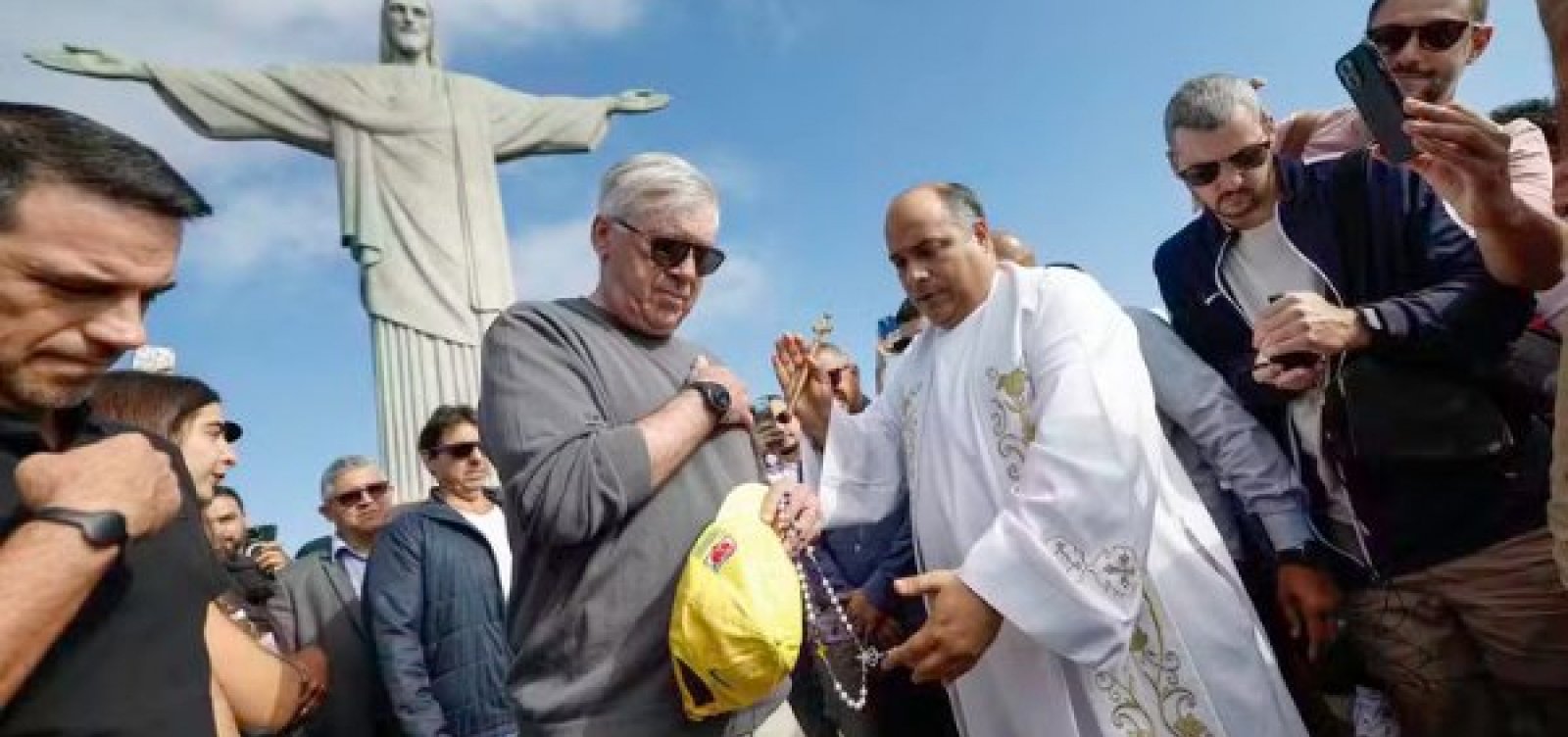 Com fé e autógrafos, Ancelotti visita Cristo Redentor no Rio