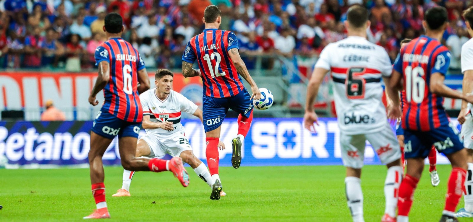 Sob a Lei do Ex, Bahia bate o São Paulo na Fonte Nova pelo Brasileirão