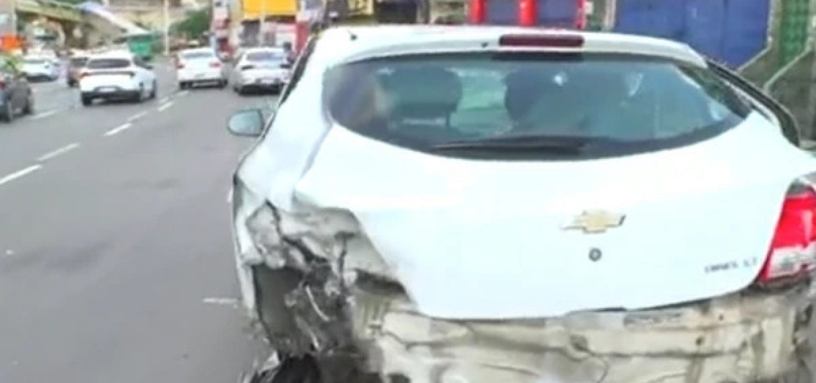 Viatura capota e atinge quatro carros na Avenida Bonocô 