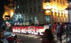 Manifestantes fazem ato contra o impeachment na região do Comércio