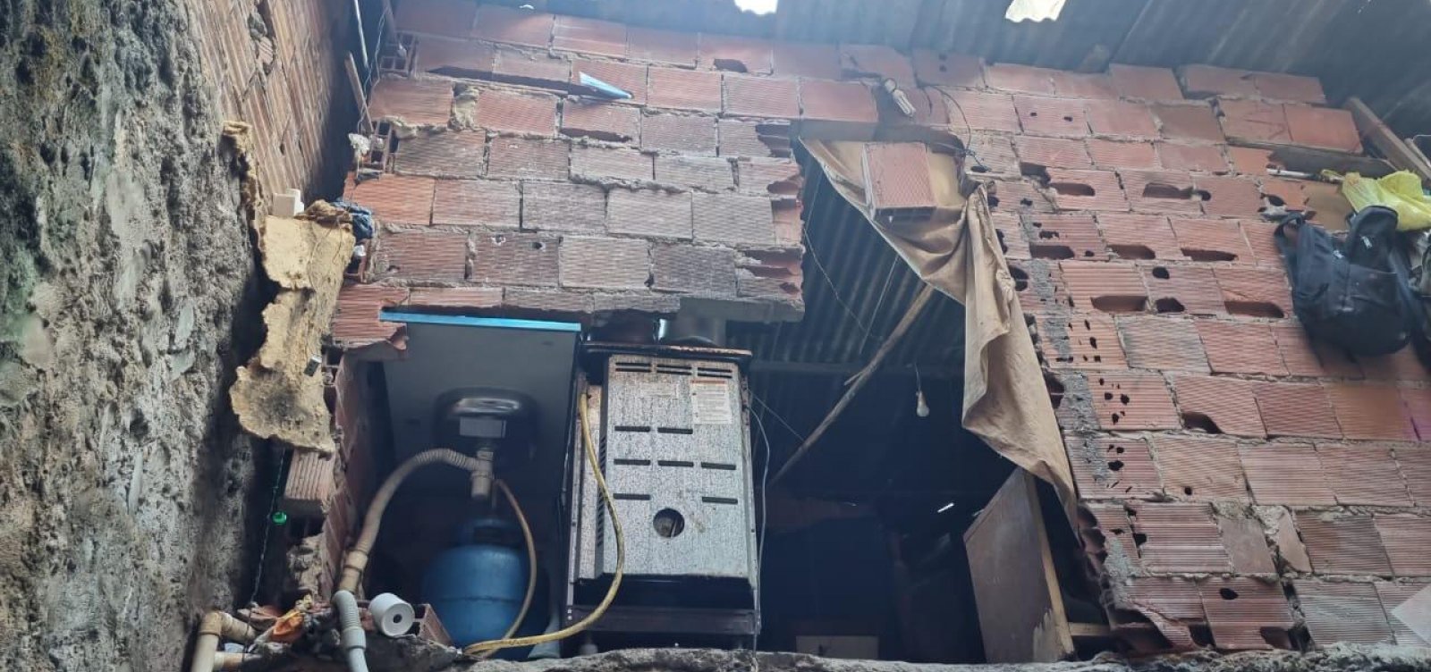 Imóvel desaba em Salvador e moradores são resgatados dos escombros no Engenho Velho de Brotas