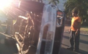 Carro capota e duas pessoas ficam feridas na Avenida ACM