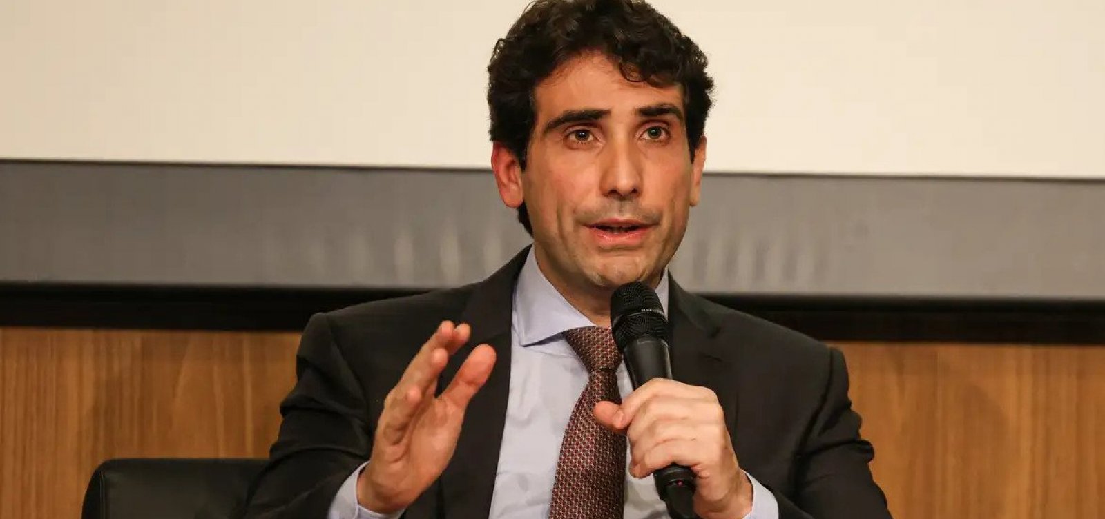 Galípolo diz que IOF não deveria ser usado para arrecadar