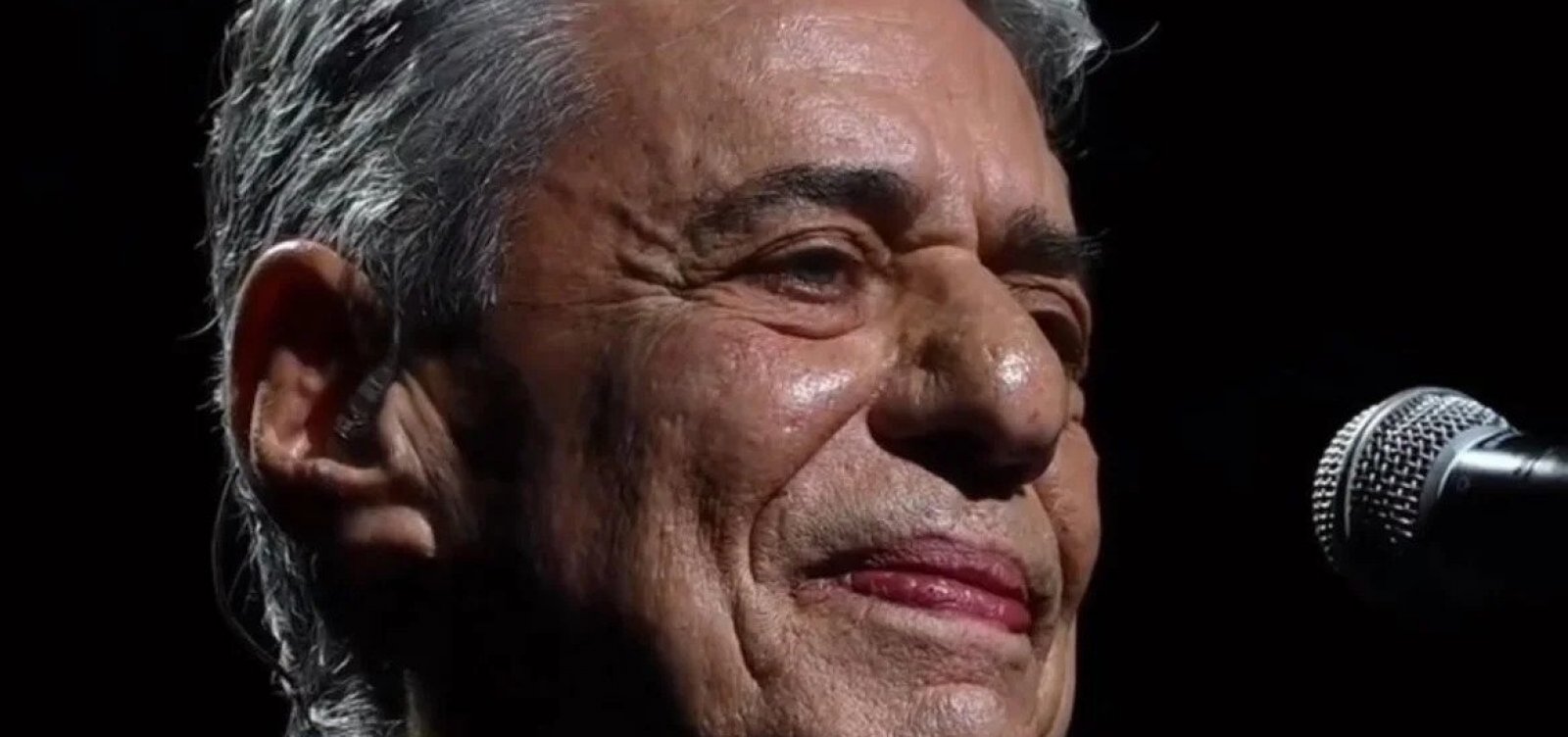 Chico Buarque passa por cirurgia para aliviar pressão intracraniana