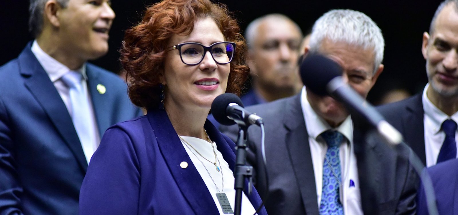 Moraes decreta prisão de Carla Zambelli e manda reter passaportes de deputada