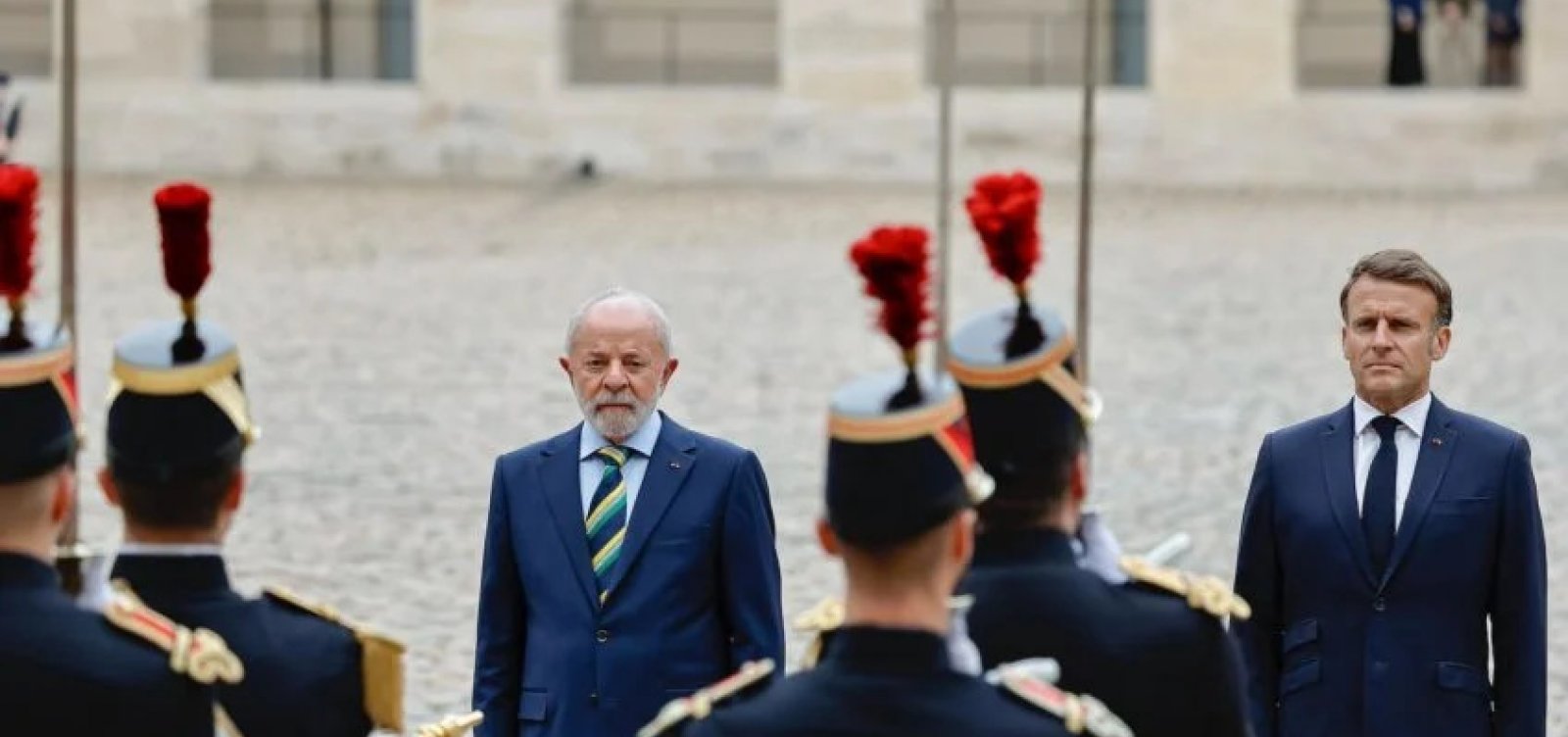 Lula é recebido em Paris por Macron
